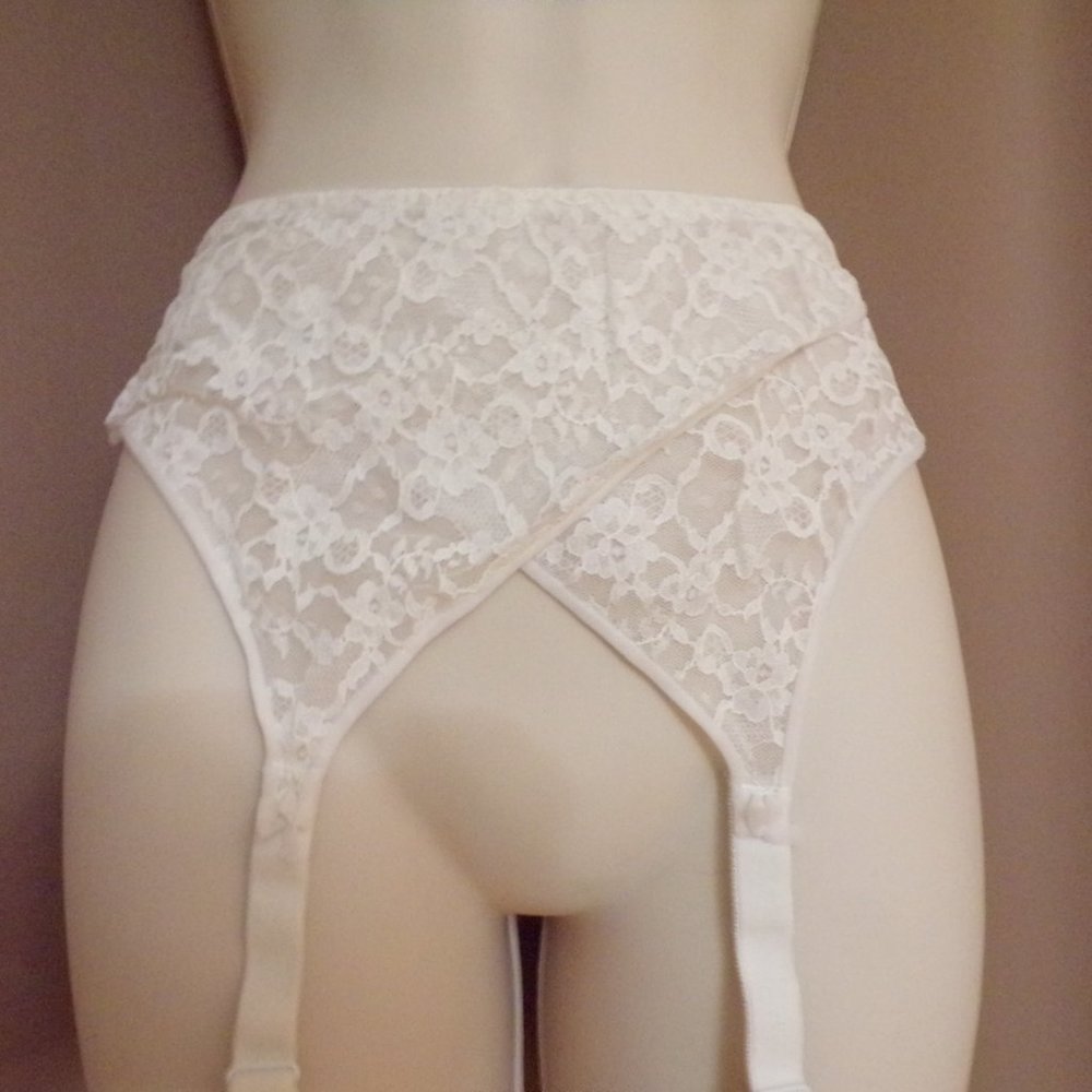 Vintage beautiful Radiant white lace garter belt size L with metal garters